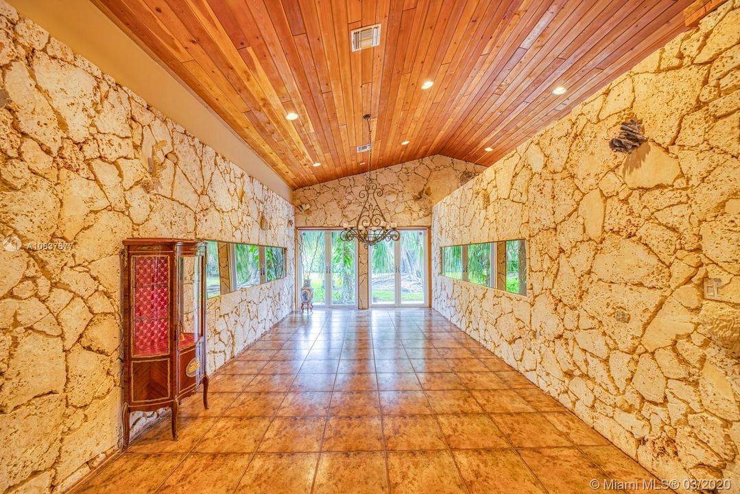 Recientemente alquilado: $7,200 (4 camas, 4 baños, 5151 Pies cuadrados)