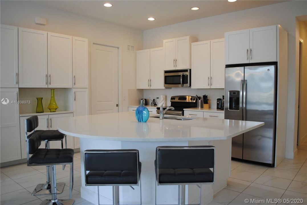 Recently Rented: $2,100 (5 beds, 4 baths, 2504 Square Feet)