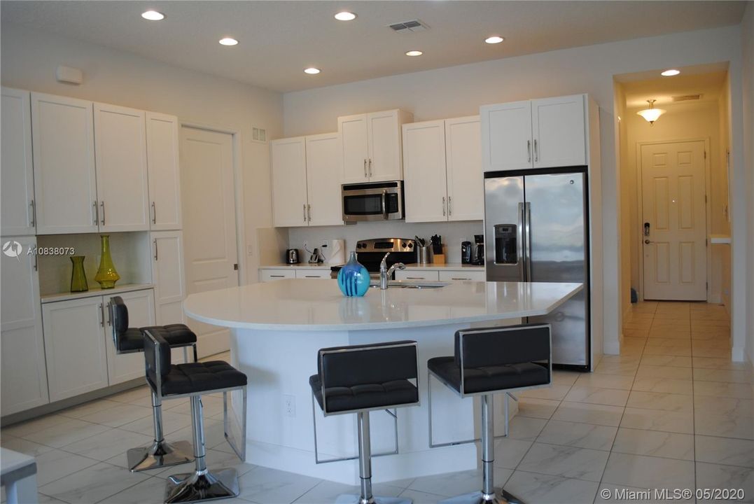 Recently Rented: $2,100 (5 beds, 4 baths, 2504 Square Feet)