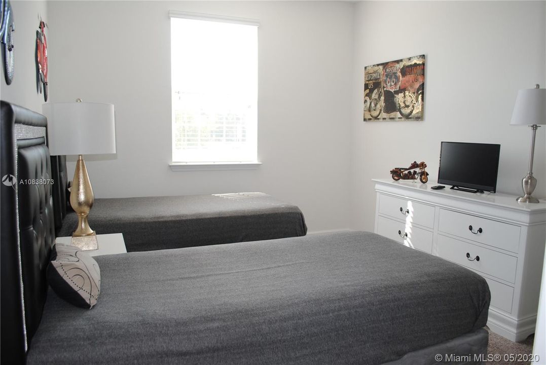 Recently Rented: $2,100 (5 beds, 4 baths, 2504 Square Feet)