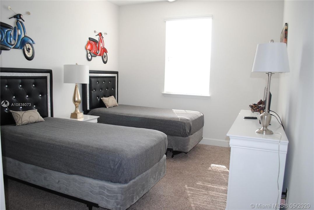 Recently Rented: $2,100 (5 beds, 4 baths, 2504 Square Feet)