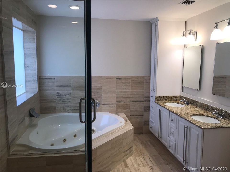 Недавно продано: $439,000 (3 спален, 2 ванн, 1968 Квадратных фут)