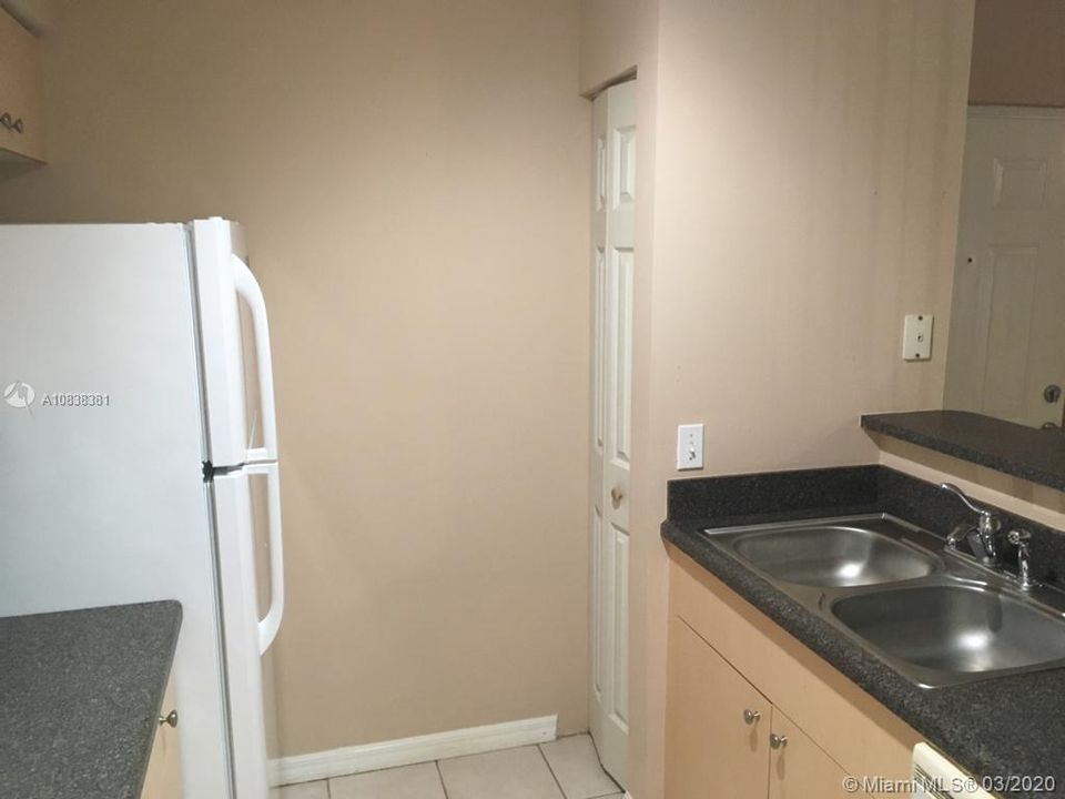 最近租的: $1,150 (1 贝兹, 1 浴室, 760 平方英尺)