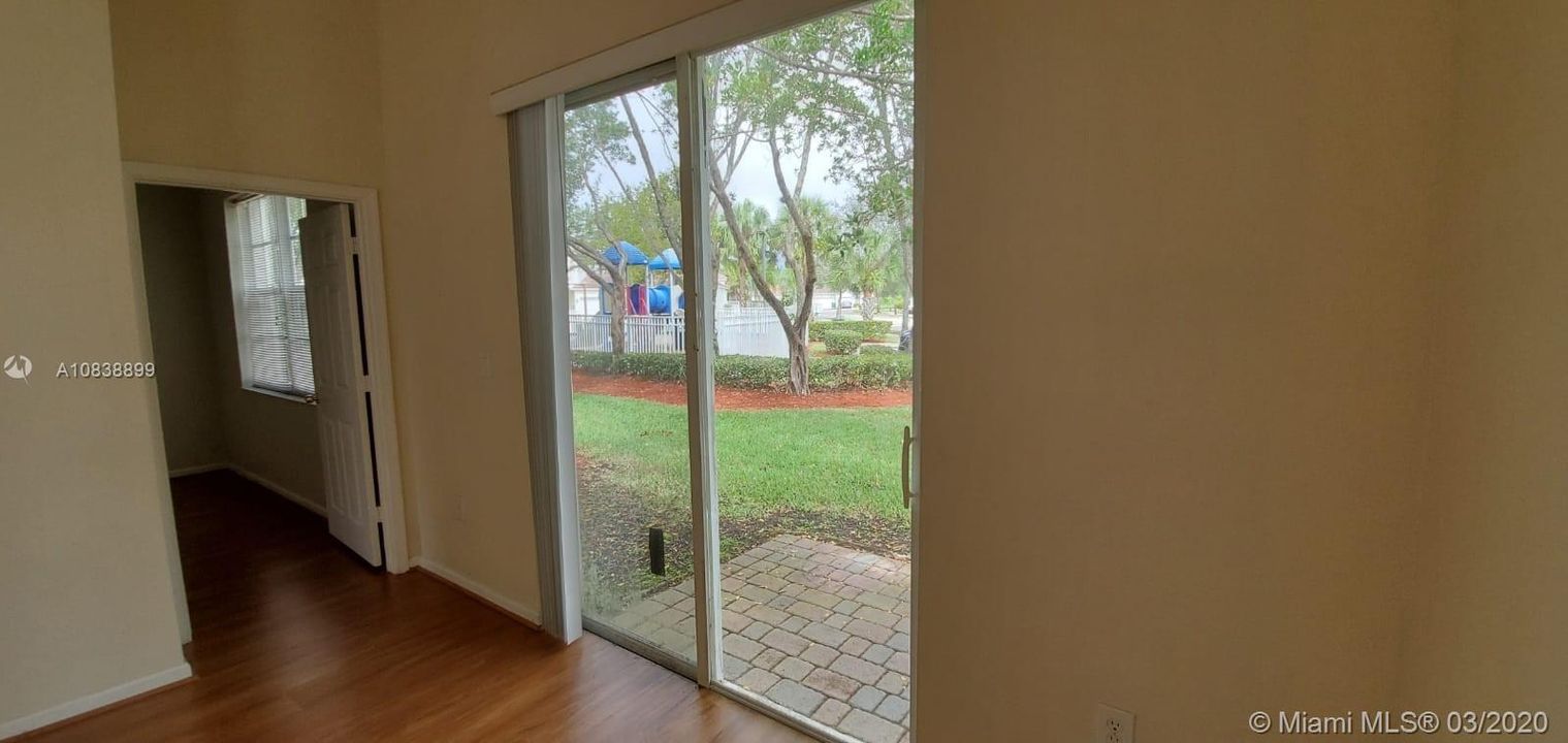 Recientemente alquilado: $1,950 (2 camas, 2 baños, 1005 Pies cuadrados)