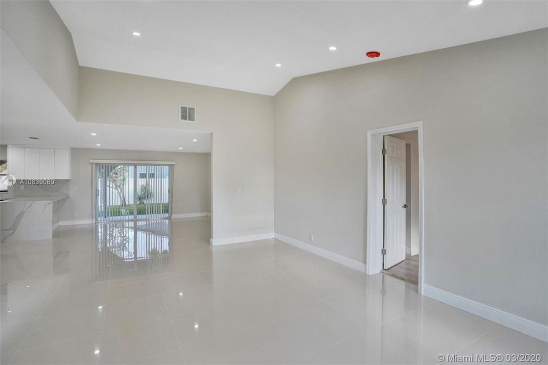 Vendido Recientemente: $399,900 (3 camas, 2 baños, 1803 Pies cuadrados)