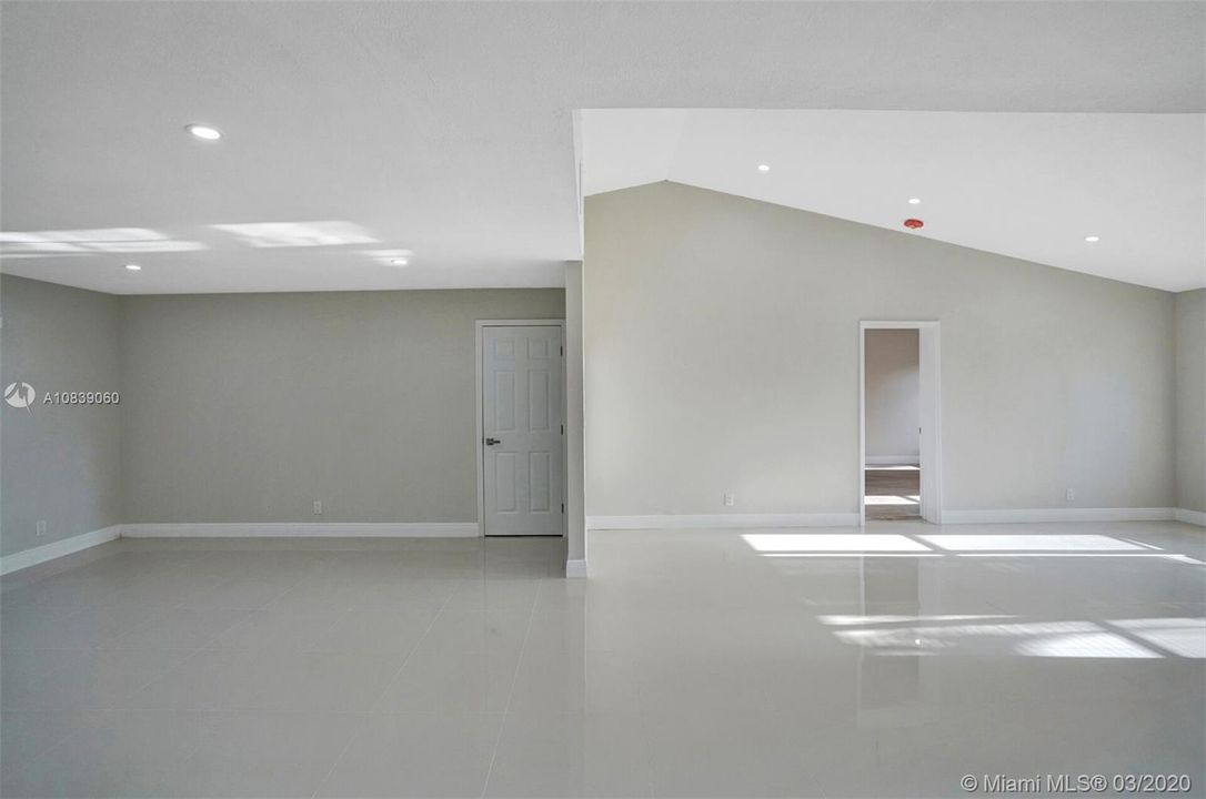 Vendido Recientemente: $399,900 (3 camas, 2 baños, 1803 Pies cuadrados)