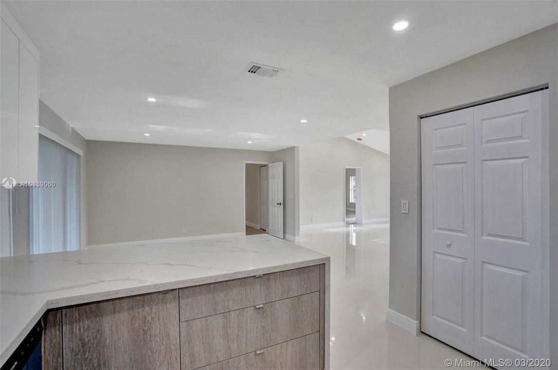 Vendido Recientemente: $399,900 (3 camas, 2 baños, 1803 Pies cuadrados)