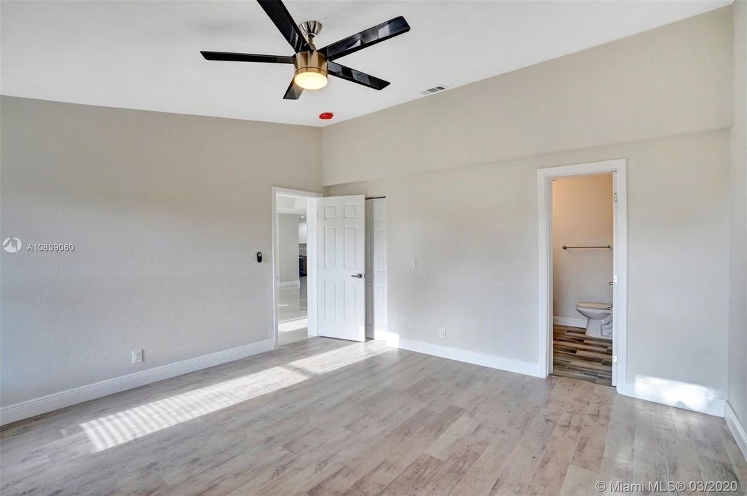 Vendido Recientemente: $399,900 (3 camas, 2 baños, 1803 Pies cuadrados)