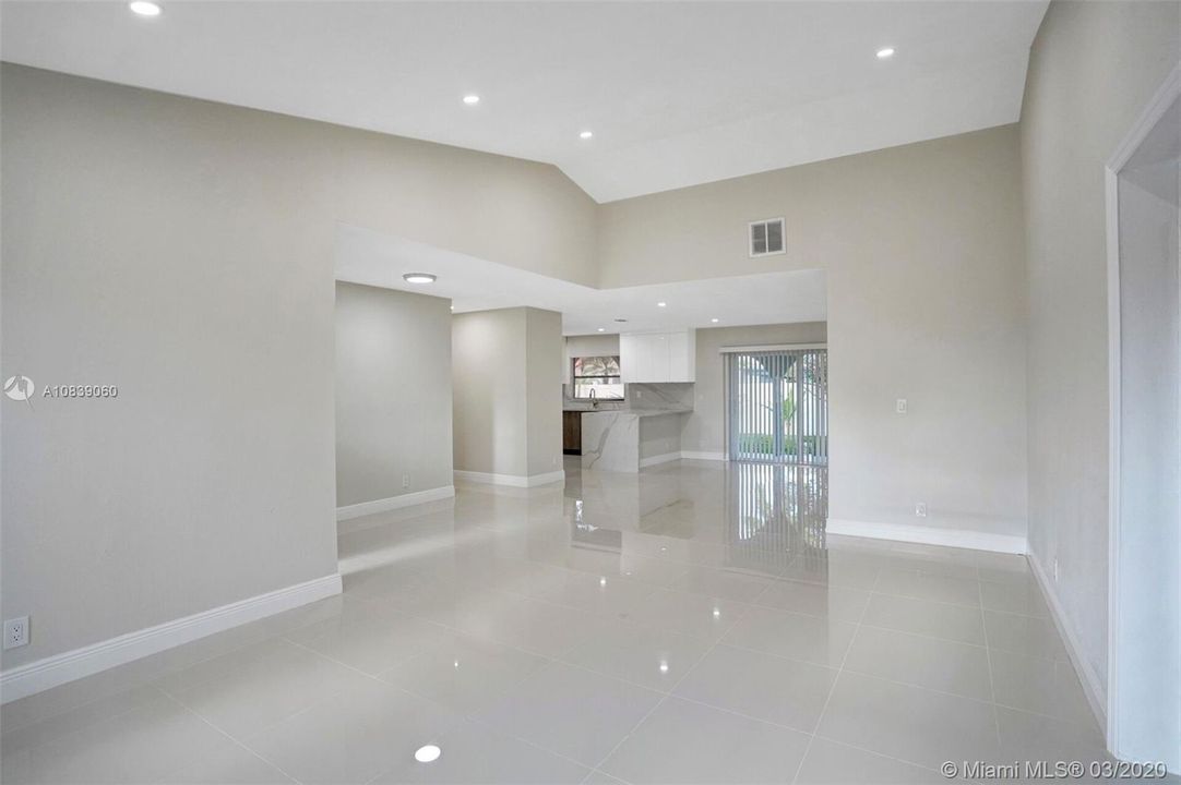 Vendido Recientemente: $399,900 (3 camas, 2 baños, 1803 Pies cuadrados)