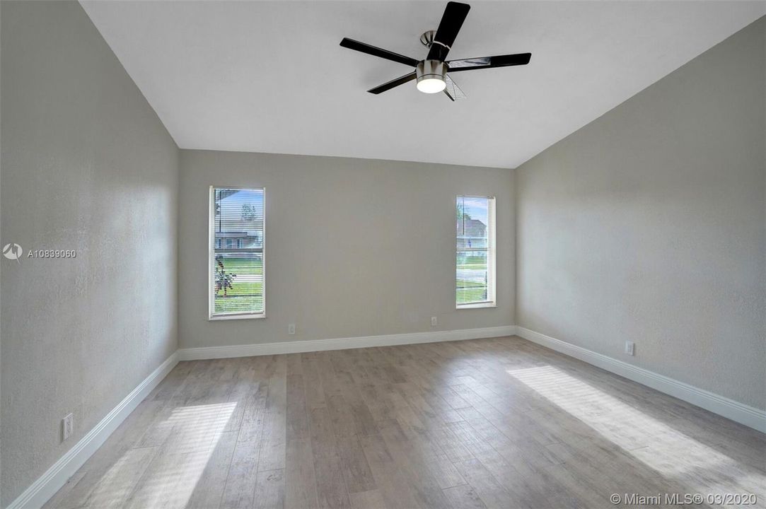 Vendido Recientemente: $399,900 (3 camas, 2 baños, 1803 Pies cuadrados)