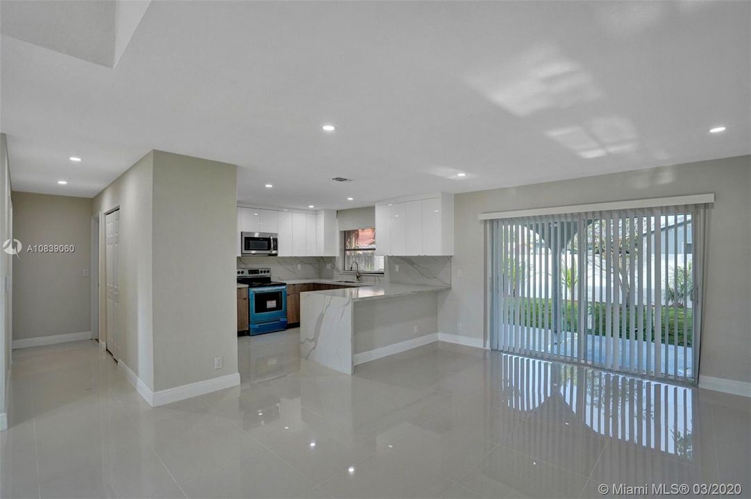 Vendido Recientemente: $399,900 (3 camas, 2 baños, 1803 Pies cuadrados)