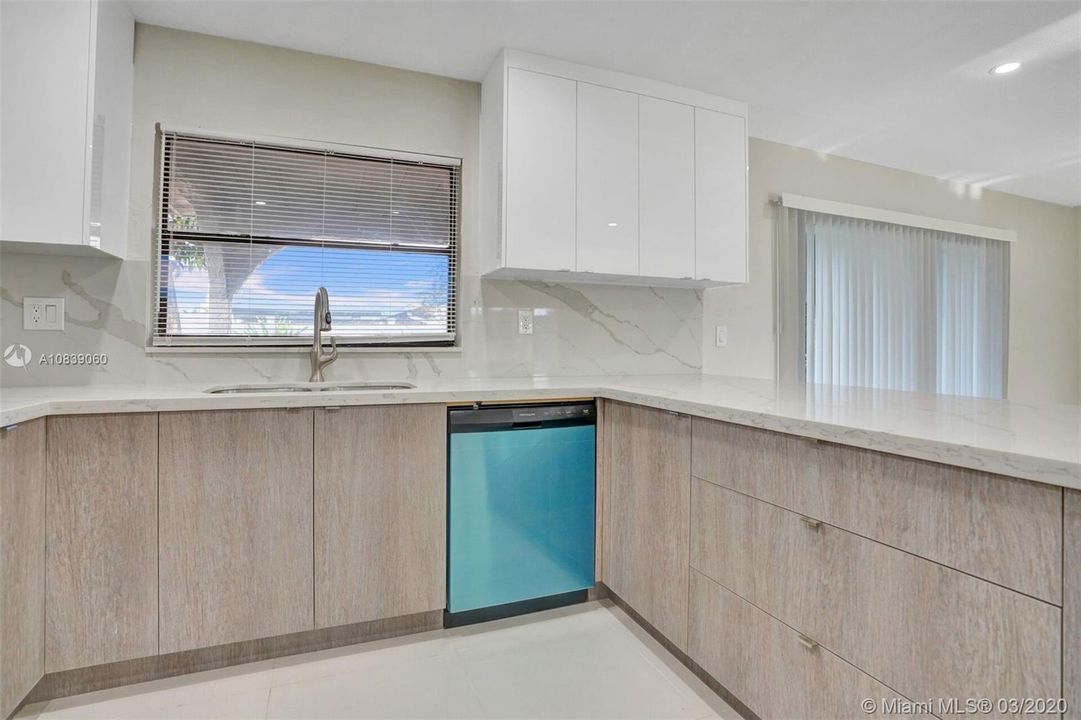 Vendido Recientemente: $399,900 (3 camas, 2 baños, 1803 Pies cuadrados)