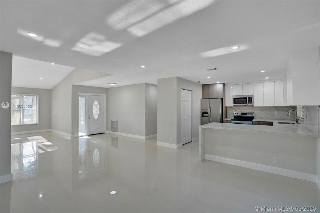 Vendido Recientemente: $399,900 (3 camas, 2 baños, 1803 Pies cuadrados)