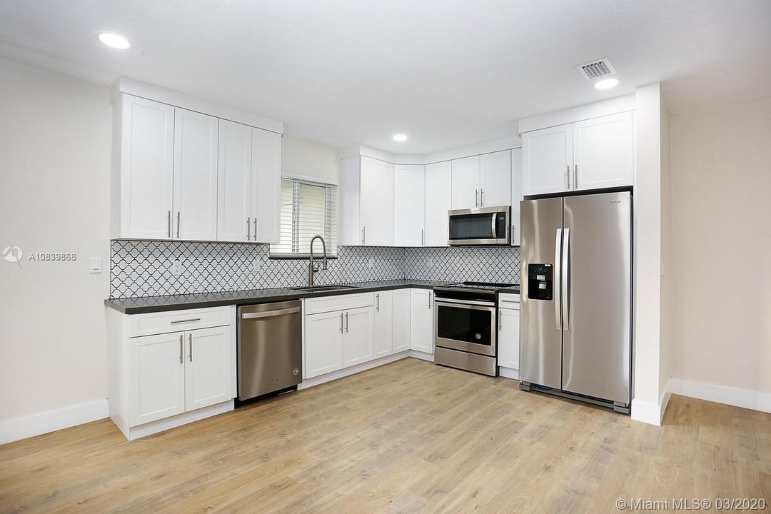 Recientemente alquilado: $3,000 (2 camas, 2 baños, 1400 Pies cuadrados)