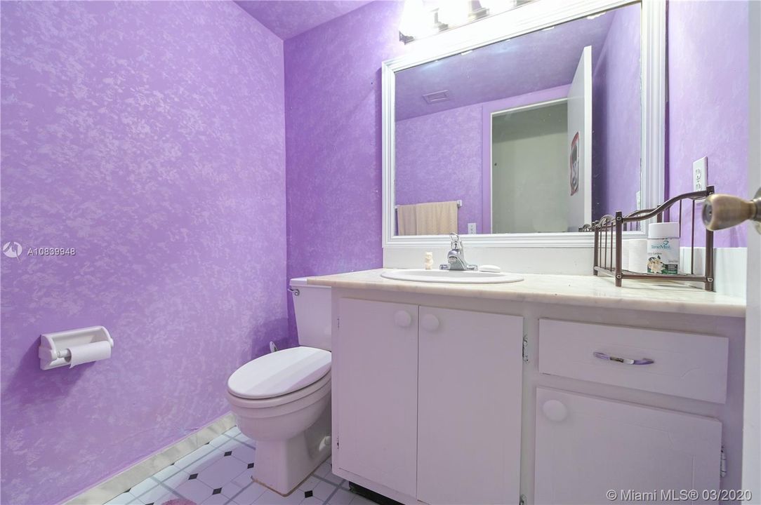 最近售出: $160,000 (1 贝兹, 1 浴室, 1010 平方英尺)