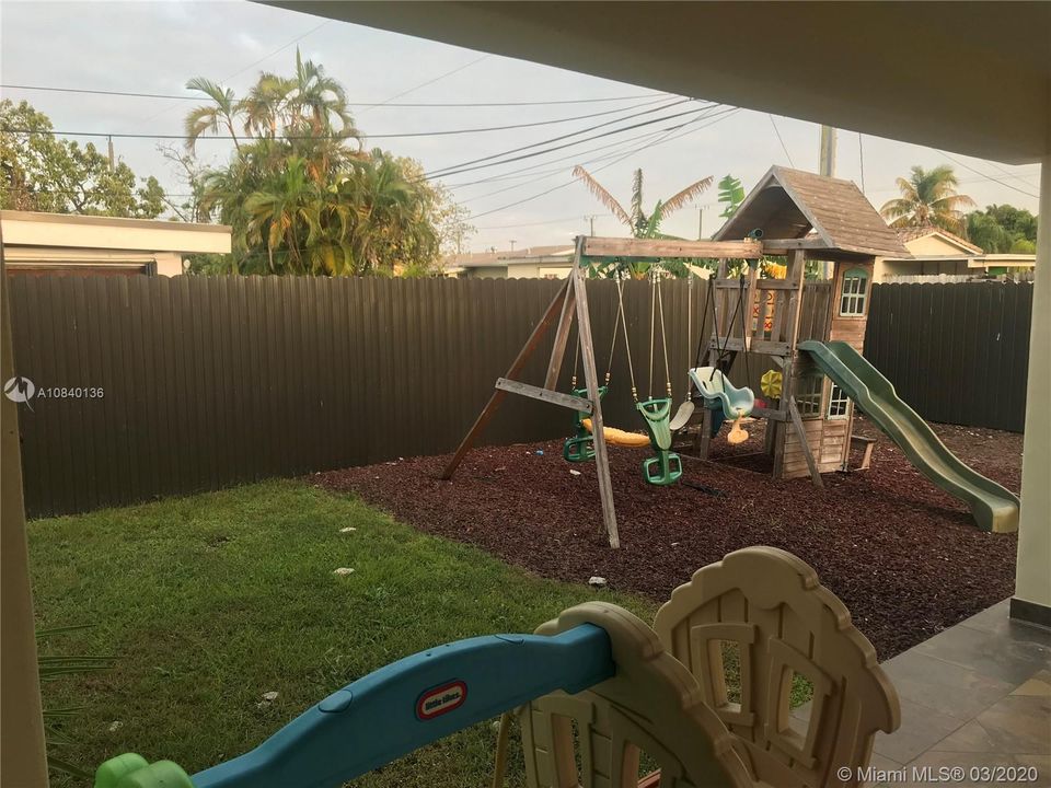 Vendido Recientemente: $439,000 (3 camas, 2 baños, 1598 Pies cuadrados)