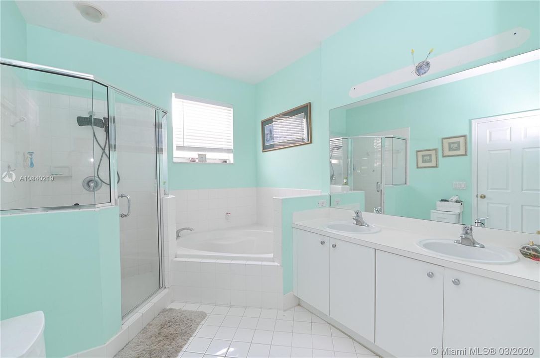 最近售出: $260,000 (3 贝兹, 2 浴室, 1562 平方英尺)