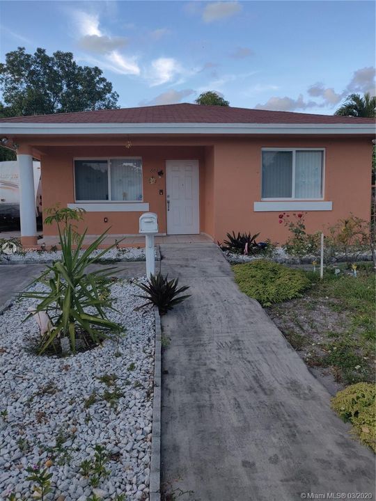 Recently Sold: $325,000 (3 beds, 1 baths, 1164 Square Feet)