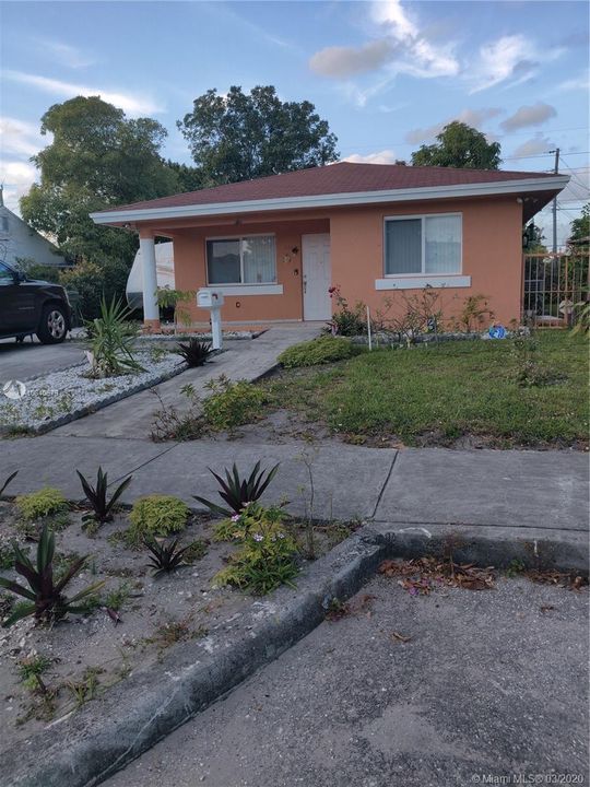 Recently Sold: $325,000 (3 beds, 1 baths, 1164 Square Feet)