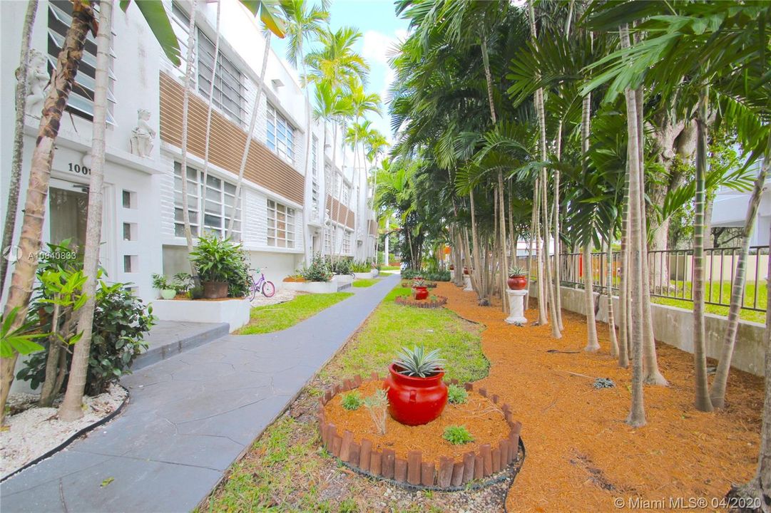 Recently Rented: $1,300 (1 beds, 2 baths, 705 Square Feet)