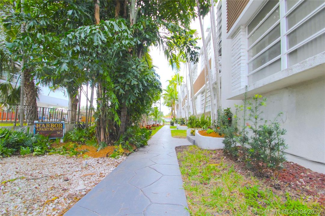 Recently Rented: $1,300 (1 beds, 2 baths, 705 Square Feet)