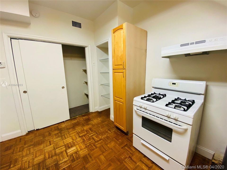 Recently Rented: $1,300 (1 beds, 2 baths, 705 Square Feet)