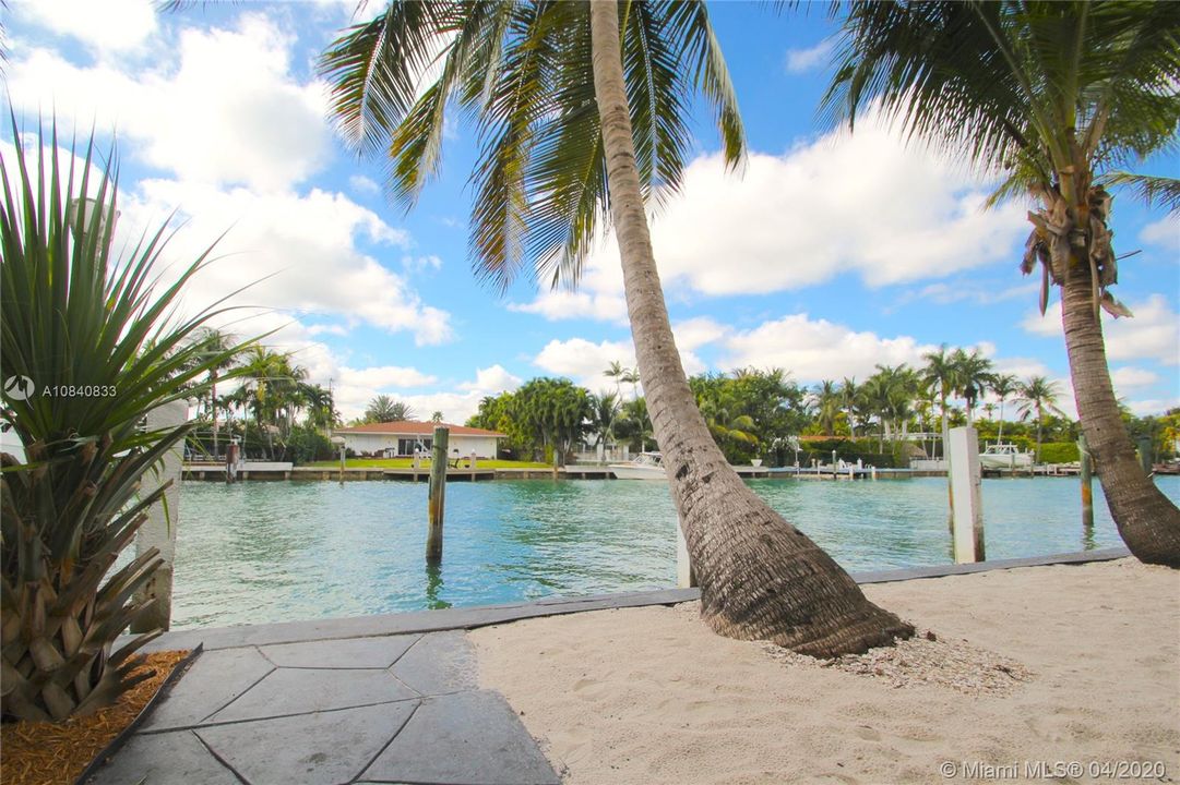 Recently Rented: $1,300 (1 beds, 2 baths, 705 Square Feet)