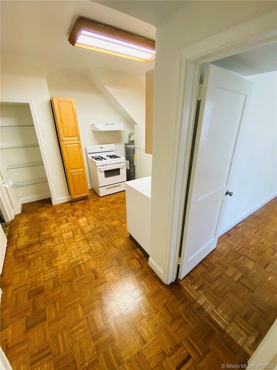 Recently Rented: $1,300 (1 beds, 2 baths, 705 Square Feet)