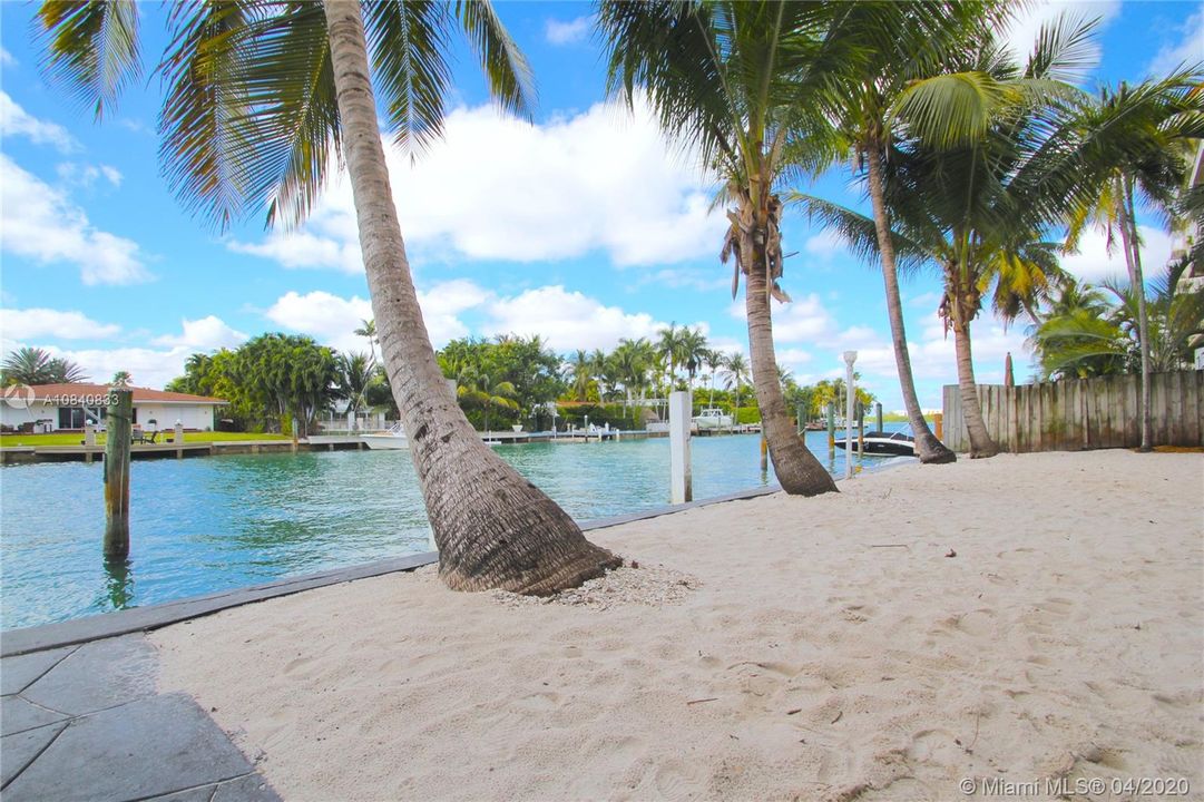 Recently Rented: $1,300 (1 beds, 2 baths, 705 Square Feet)