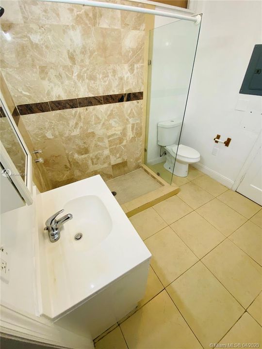 Recently Rented: $1,300 (1 beds, 2 baths, 705 Square Feet)