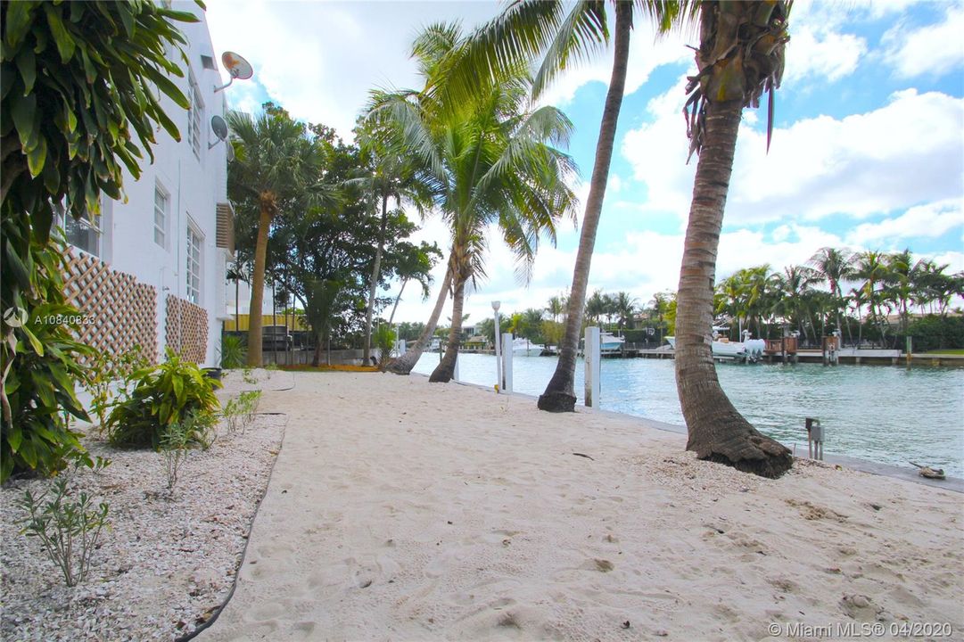 Recently Rented: $1,300 (1 beds, 2 baths, 705 Square Feet)