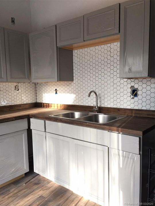 最近租的: $950 (0 贝兹, 1 浴室, 2385 平方英尺)