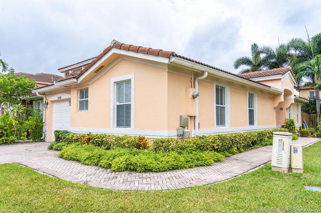 Recently Sold: $320,000 (3 beds, 2 baths, 1327 Square Feet)