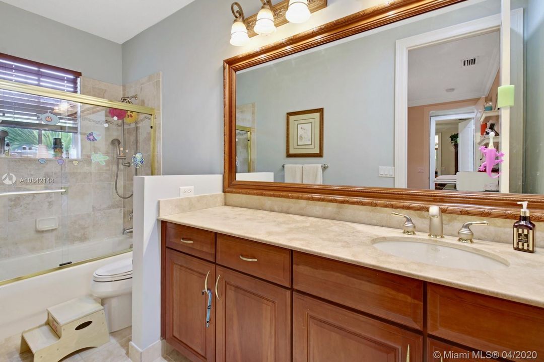 Recently Sold: $800,000 (4 beds, 3 baths, 3960 Square Feet)