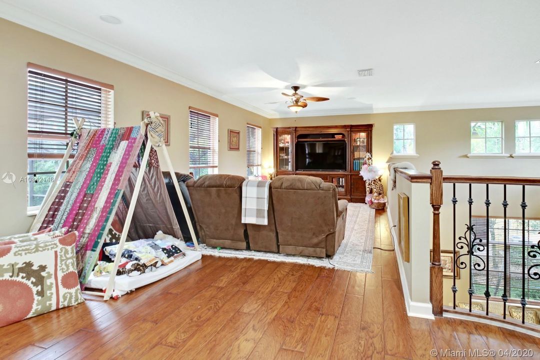 Recently Sold: $800,000 (4 beds, 3 baths, 3960 Square Feet)