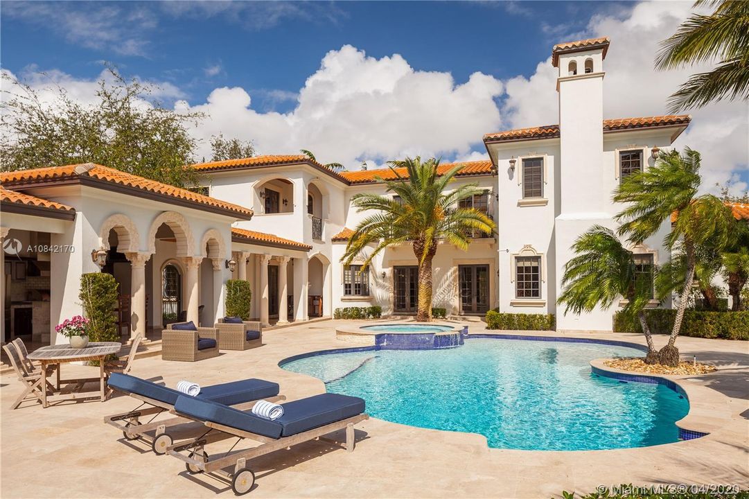 Fabulous pool with entertaining area