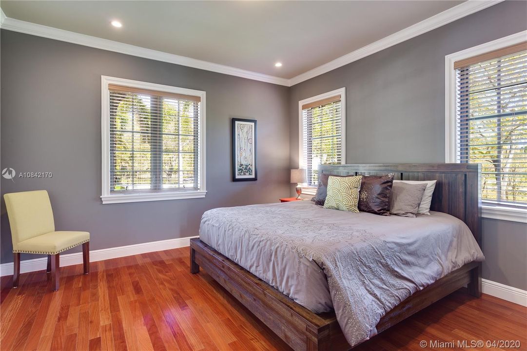 Downstairs guest bedroom with ensuite bathroom