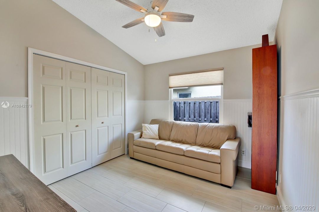 Recently Sold: $399,900 (3 beds, 2 baths, 1370 Square Feet)