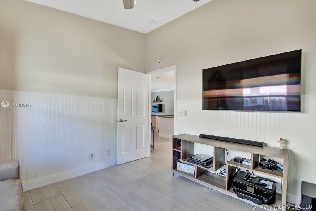 Recently Sold: $399,900 (3 beds, 2 baths, 1370 Square Feet)