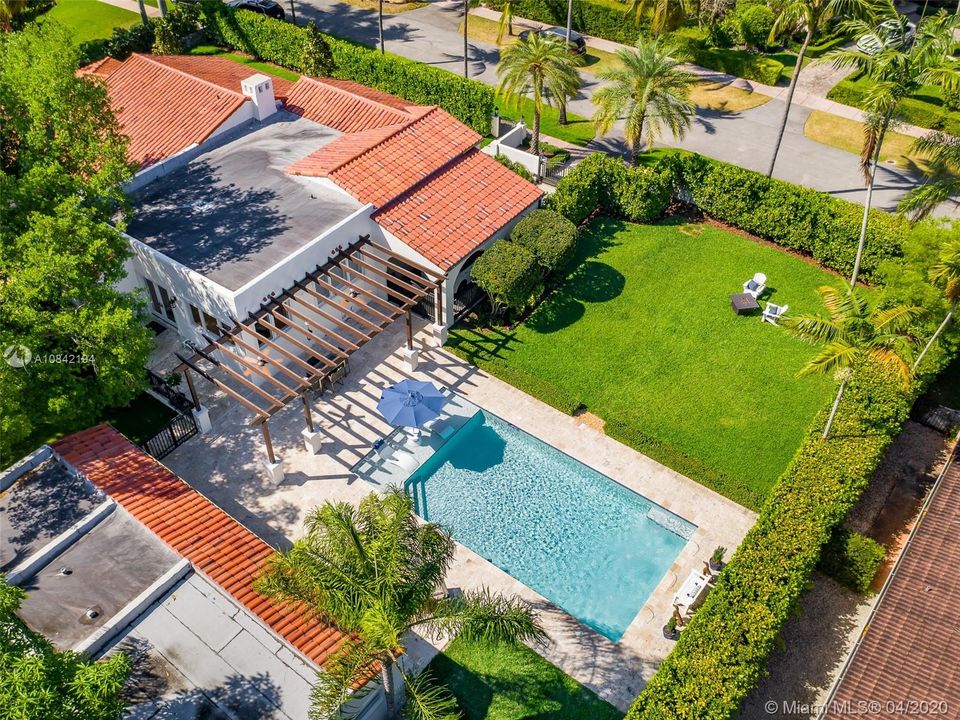 Vendido Recientemente: $2,275,000 (5 camas, 4 baños, 4234 Pies cuadrados)