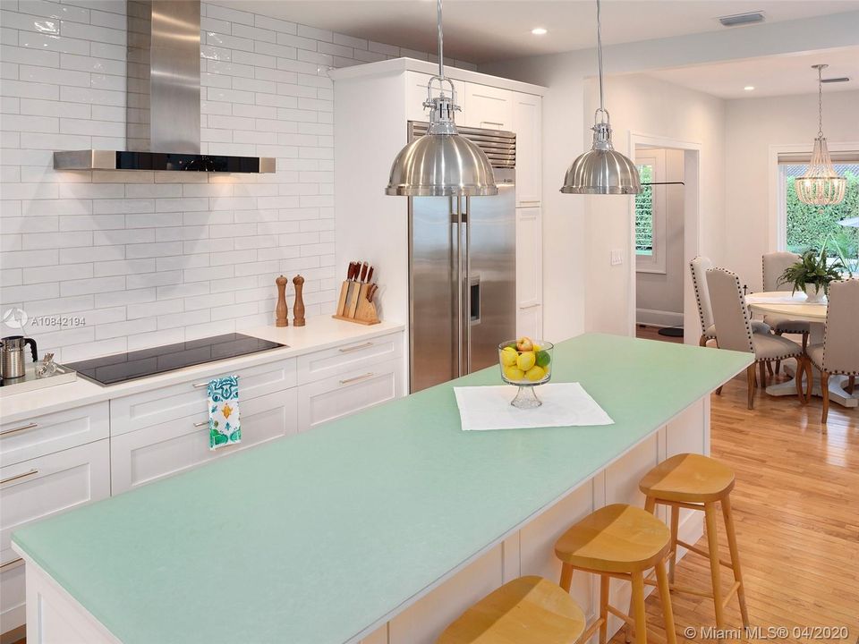 Vendido Recientemente: $2,275,000 (5 camas, 4 baños, 4234 Pies cuadrados)
