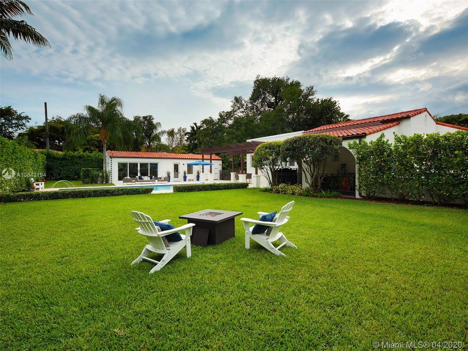 Vendido Recientemente: $2,275,000 (5 camas, 4 baños, 4234 Pies cuadrados)