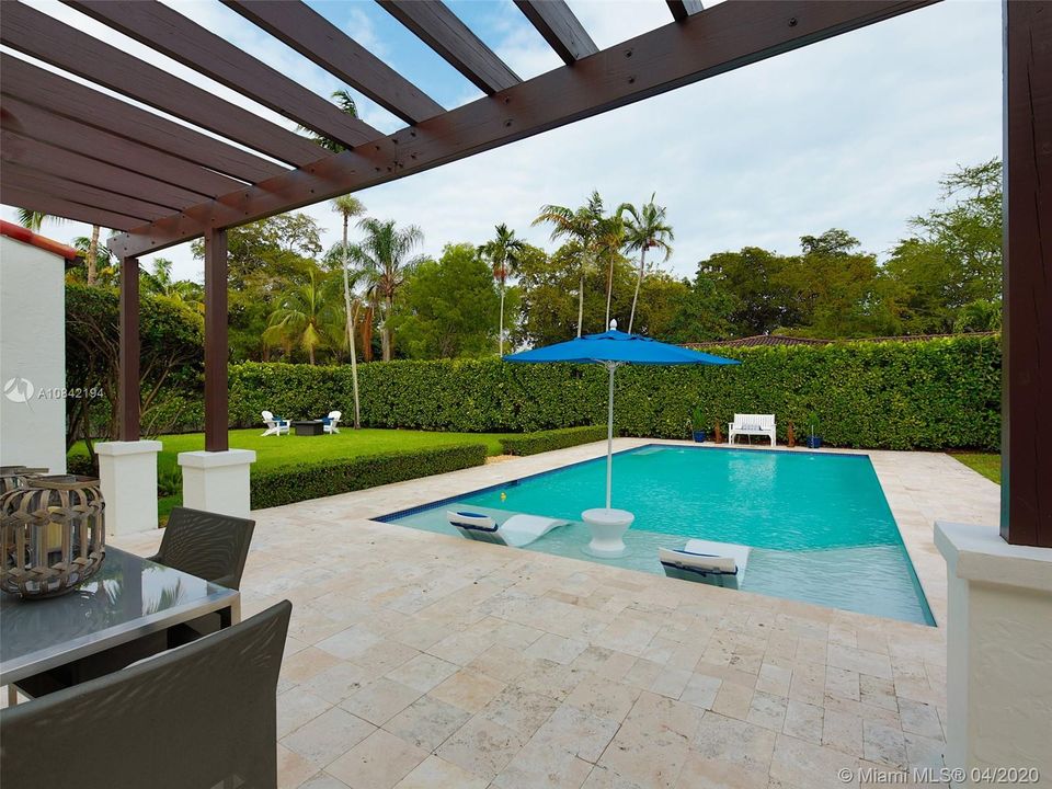 Vendido Recientemente: $2,275,000 (5 camas, 4 baños, 4234 Pies cuadrados)