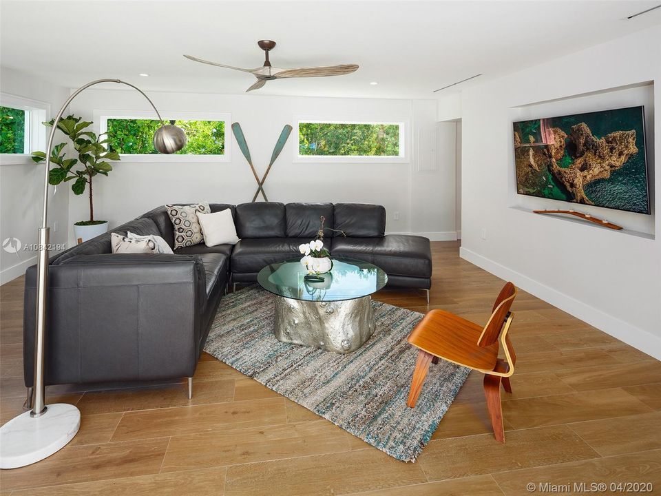 Vendido Recientemente: $2,275,000 (5 camas, 4 baños, 4234 Pies cuadrados)
