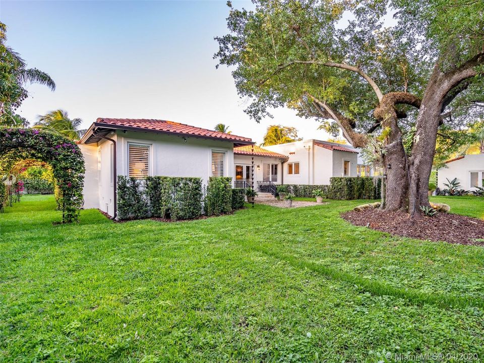 Vendido Recientemente: $2,275,000 (5 camas, 4 baños, 4234 Pies cuadrados)
