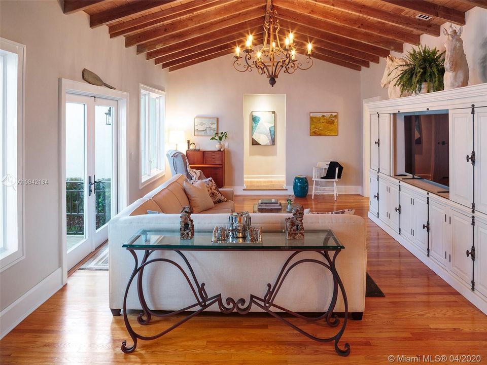 Vendido Recientemente: $2,275,000 (5 camas, 4 baños, 4234 Pies cuadrados)