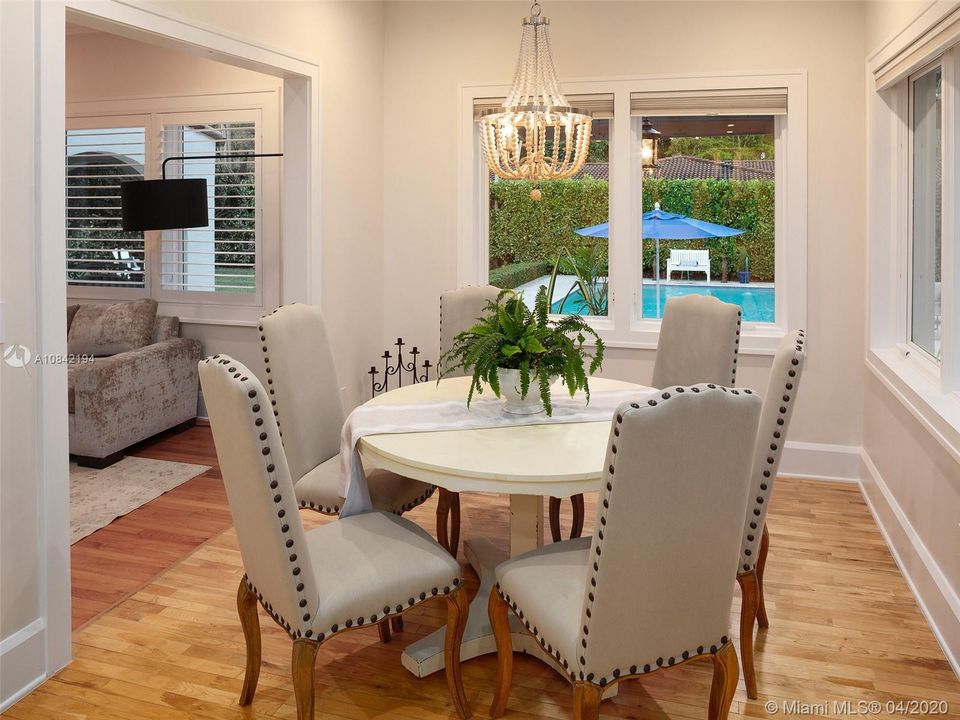 Vendido Recientemente: $2,275,000 (5 camas, 4 baños, 4234 Pies cuadrados)