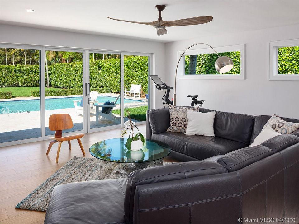 Vendido Recientemente: $2,275,000 (5 camas, 4 baños, 4234 Pies cuadrados)