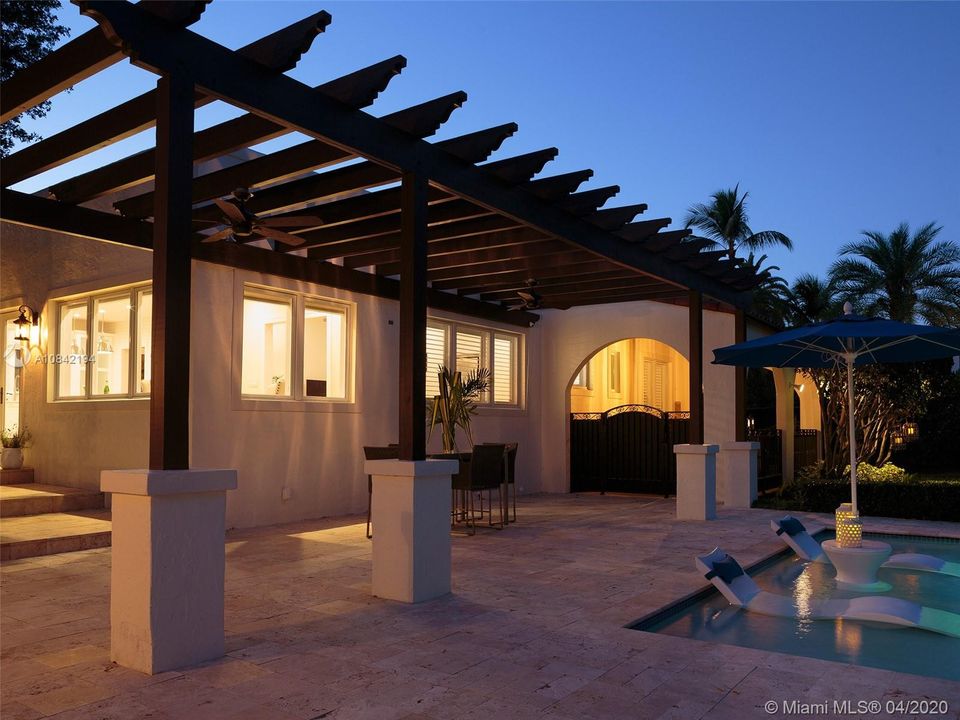 Vendido Recientemente: $2,275,000 (5 camas, 4 baños, 4234 Pies cuadrados)