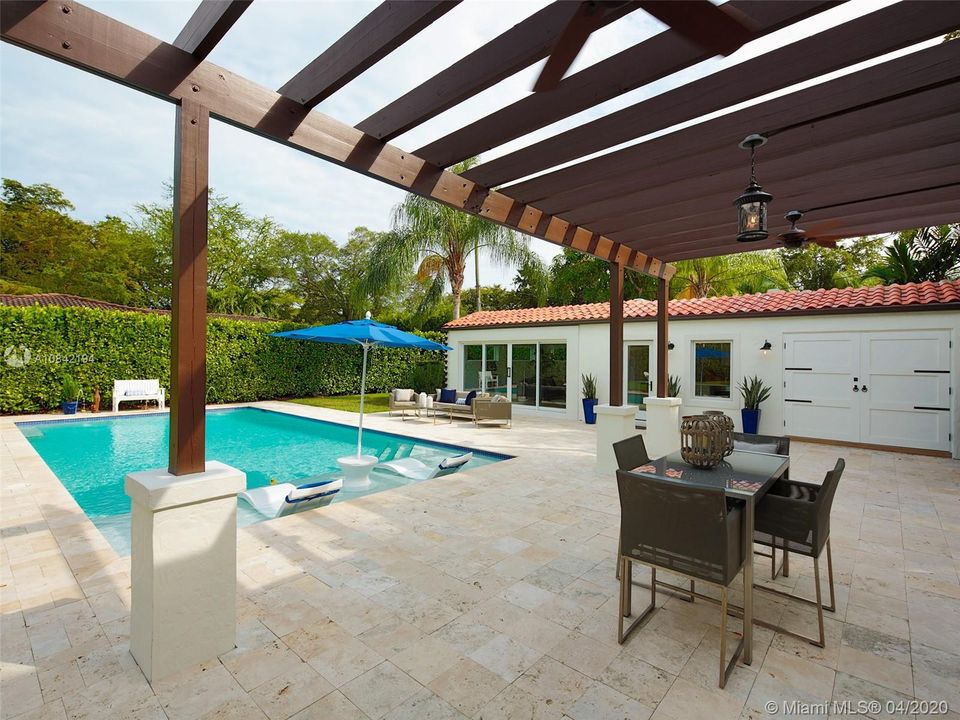 Vendido Recientemente: $2,275,000 (5 camas, 4 baños, 4234 Pies cuadrados)